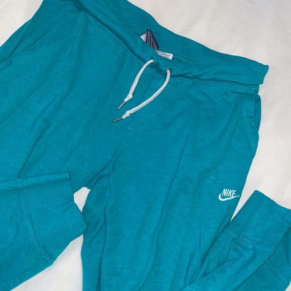 Nike | Women’s Joggers - Picture 4 of 4